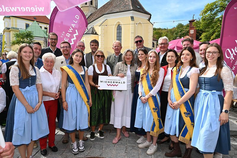 Gruppenfoto bei der Eröffnung der Genussmeile 2026 am Kirchenplatz in Gumpoldskirchen
