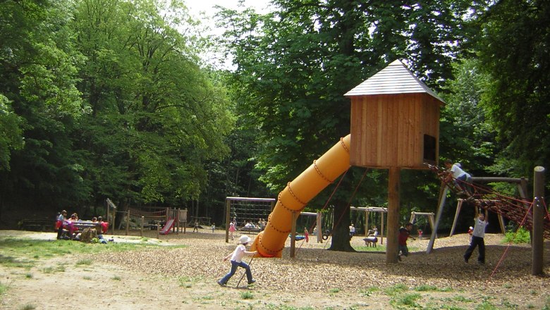 Spielplatz im Naturpark Sparbach mit Rutsche und Klettergerüst.
