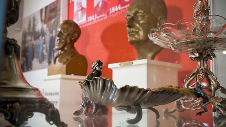 Ausstellungsstücke im Krupp Stadt Museum Berndorf, darunter Büsten und dekorative Objekte.