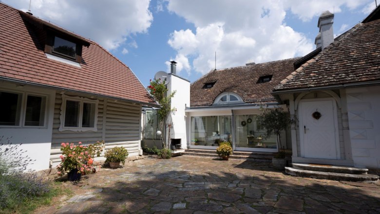 Im ehemaligen Jagdhaus finden Sie heute in vier großzügigen Appartements Ruhe, Erholung und Wohlfühl-Ambiente., © Schloss Schönau Management KG