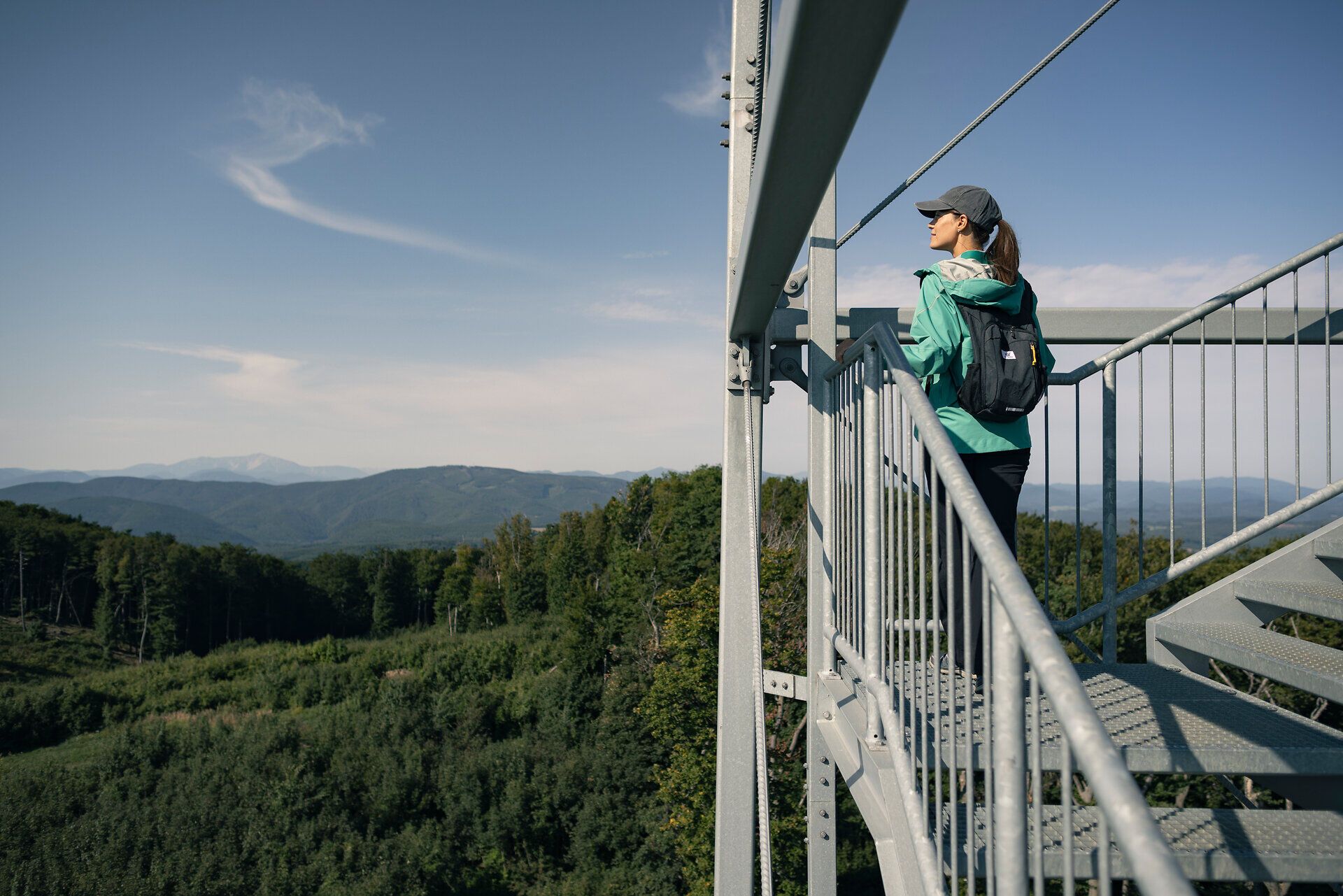 Frau genießt die Aussicht auf der Jubiläumswarte
