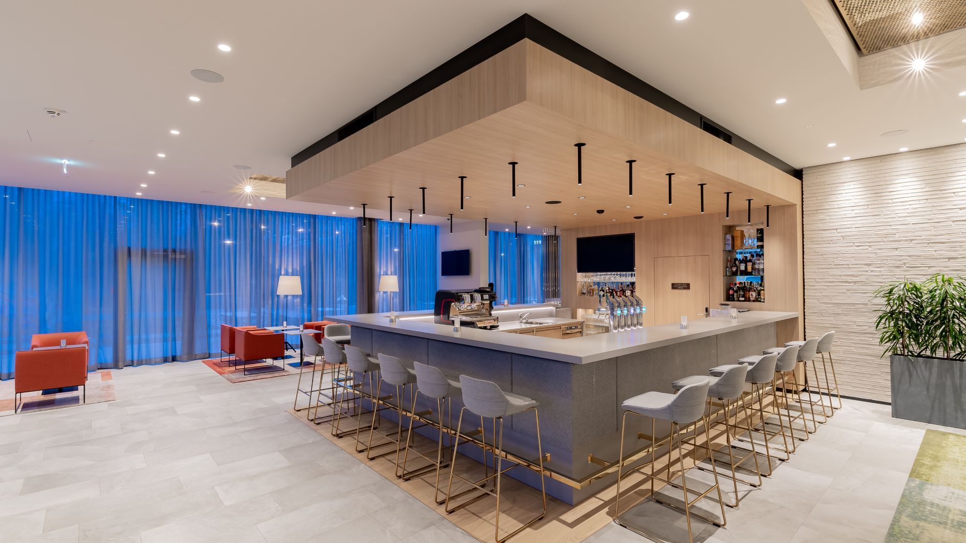 Moderne Bar mit blauen Vorhängen und eleganten Sitzgelegenheiten.