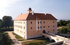 Schloss Vösendorf mit Brücke und Gartenanlage.