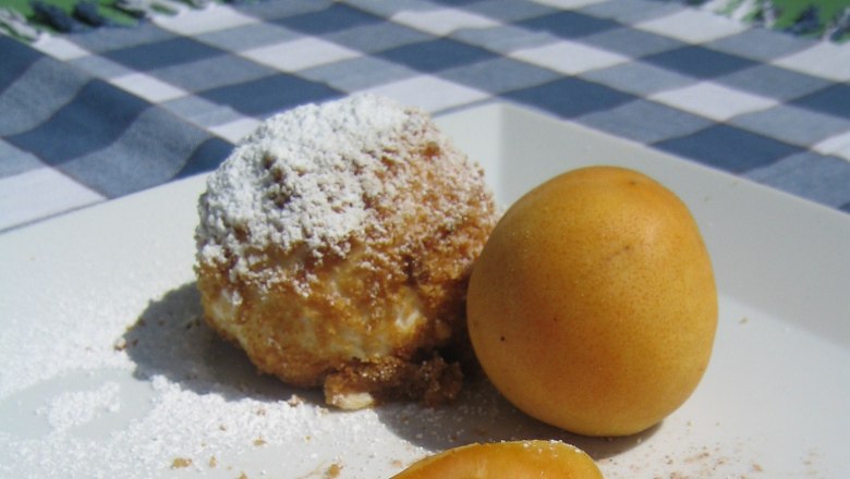 Homemade apricot dumplings, &copy; Restaurant Kaiserziegel