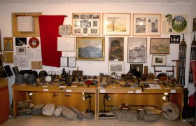 Ausstellung im Heimatmuseum Gablitz mit historischen Werkzeugen und Bildern.