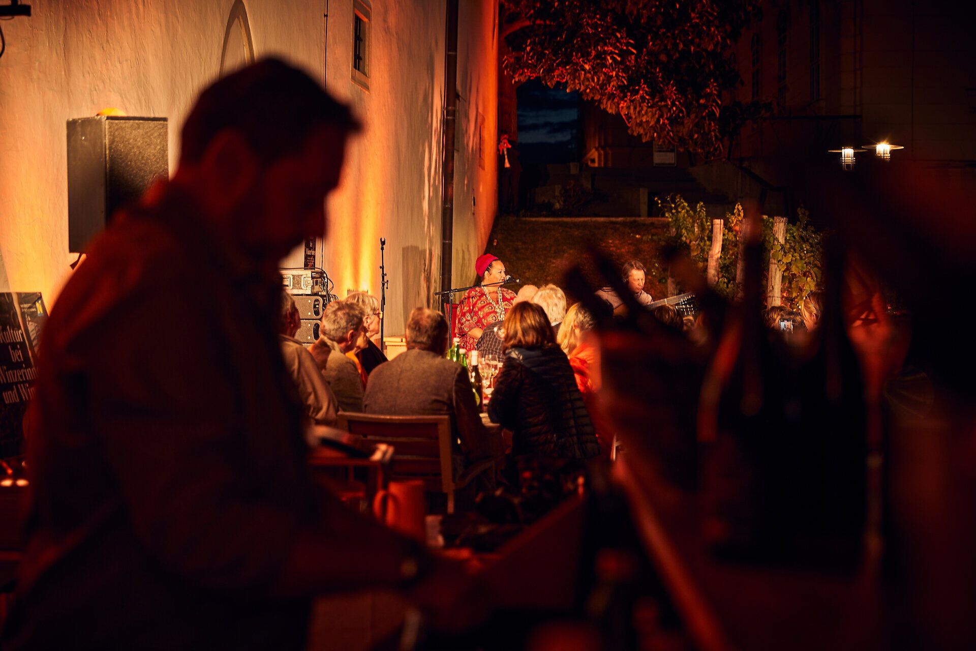 In einer stimmungsvollen Atmosphäre genießen die Gäste die Klänge der Musik und die Geselligkeit unter freiem Himmel. Umgeben von sanften Hügeln und Weinreben, bietet dieser Ort eine perfekte Kulisse für unvergessliche Momente mit Freunden und Familie.