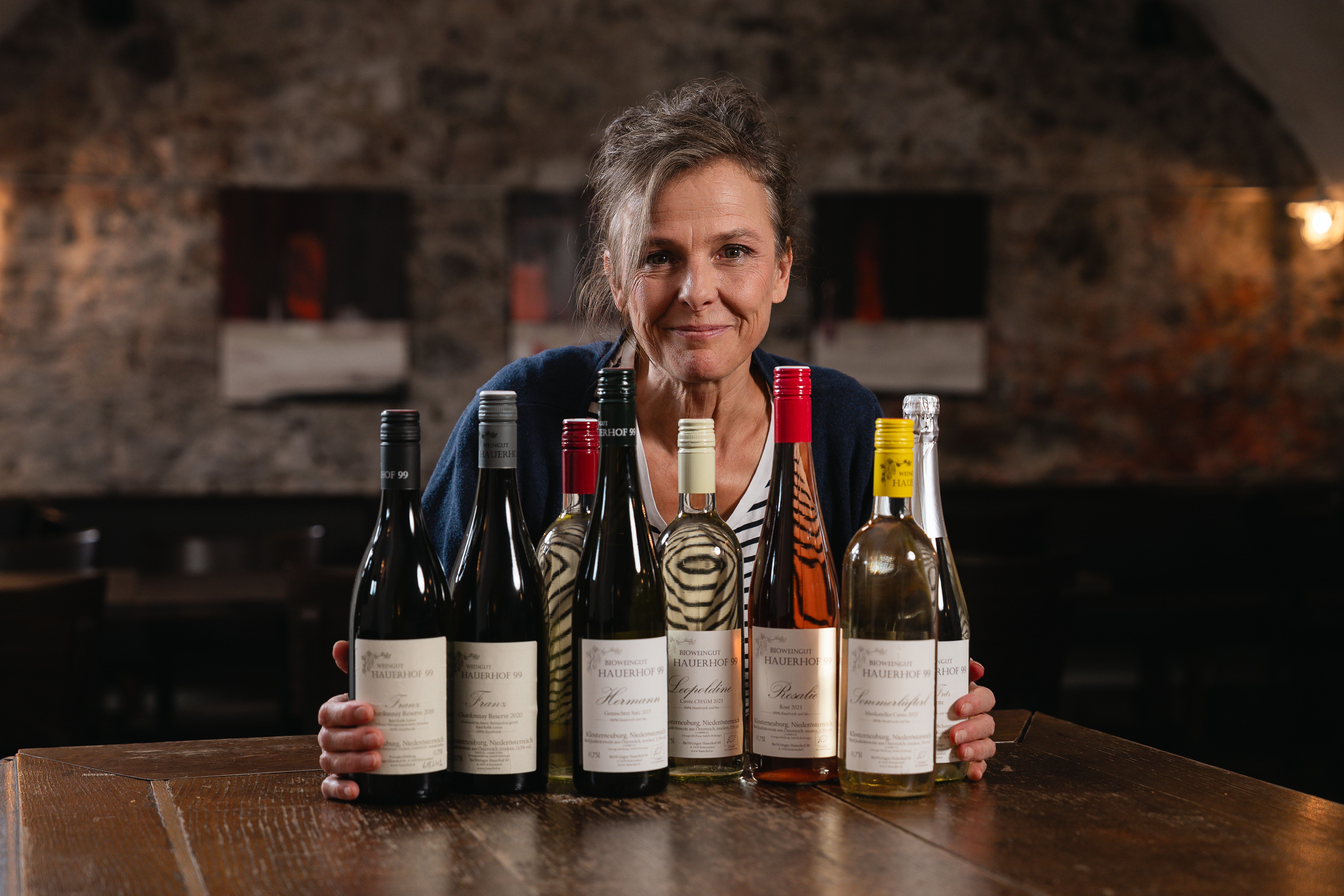 Im Hauerhof 99 offenbart Isabella Rohringer stolz die Vielfalt ihrer Bio-Weine in den charmanten Räumlichkeiten ihres Restaurants.