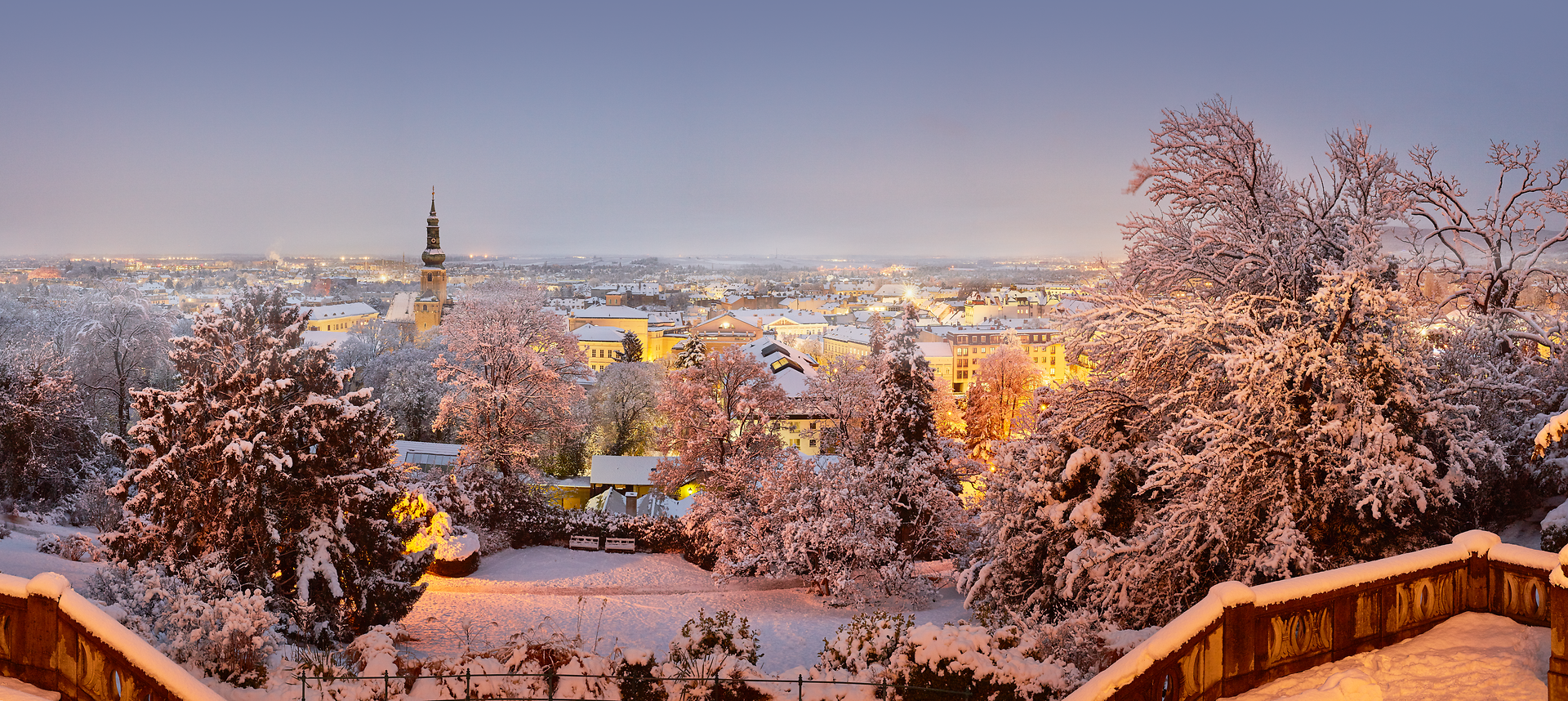 Der Winter verwandelt den Kurpark in ein zauberhaftes Märchenland, wo die schneebedeckten Bäume sanft im Licht der festlichen Beleuchtung glitzern. Die ruhige Atmosphäre lädt dazu ein, durch die verschneiten Wege zu schlendern und die frische, klare Luft zu genießen.