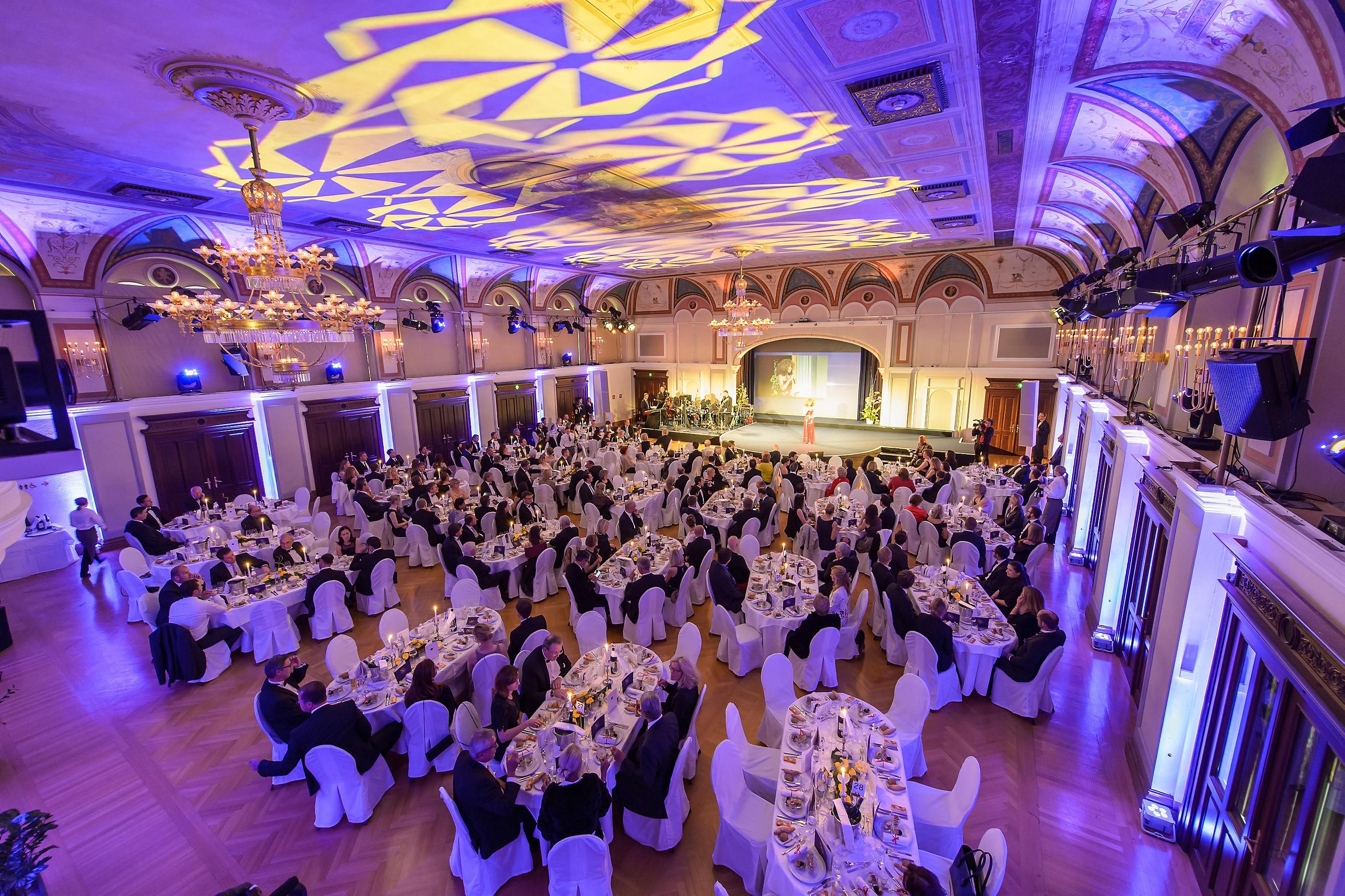 Eleganter Festsaal im Congress Center Baden mit gedeckten Tischen und Gästen bei einer Veranstaltung.