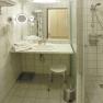 Badezimmer (auch barriefrei verfügbar) mit Duschkabine, elektrisch beleuchteter Rasier-/Schminkspiegel, Fön, Handtuchwärmer, Körperwaage, © Appartements Verberne