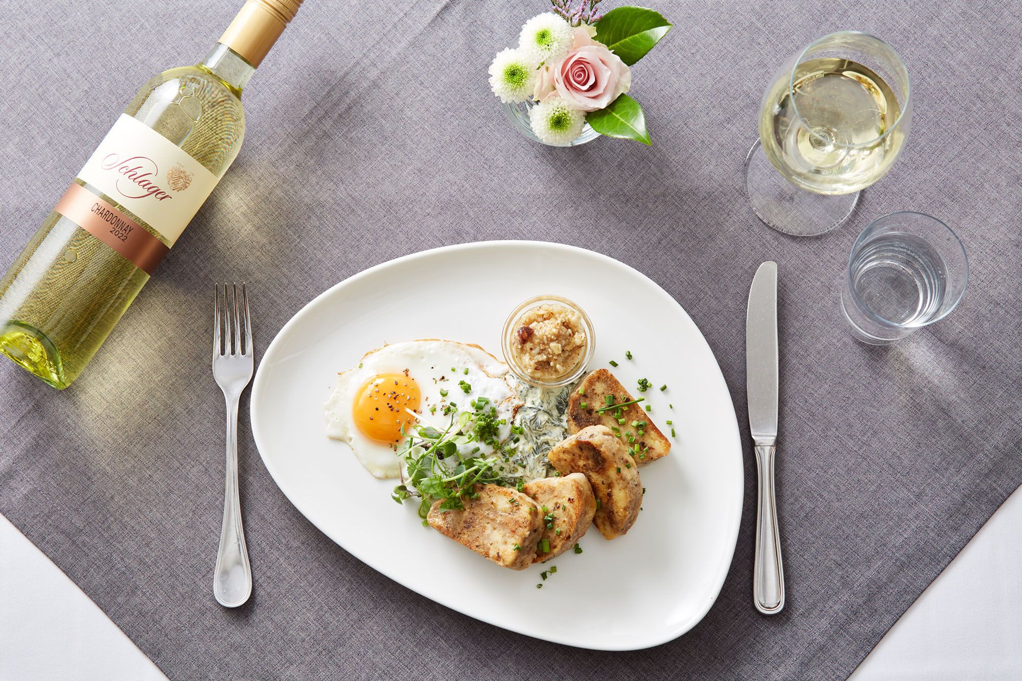 Vollkornknödel mit Blattspinat, Ei, Honig-Chili Nüssen