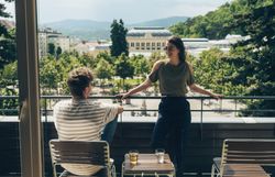 Genießen Sie die entspannte Atmosphäre auf dem Balkon, während die sanften Hügel des Wienerwaldes im Hintergrund erstrahlen. Die warmen Sonnenstrahlen und die frische Luft laden dazu ein, den Sommer in vollen Zügen zu erleben. Ein perfekter Ort, um die Schönheit der Natur zu bewundern und die Seele baumeln zu lassen.