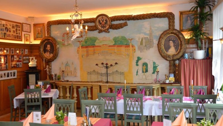 Sch&ouml;nbrunn Palace in the background & Vienna impressions, &copy; Restaurant Kaiserziegel