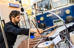 Ein talentierter Musiker bringt mit seinen rhythmischen Klängen Leben in die sommerliche Atmosphäre des Kulturbahnhofs. Umgeben von der charmanten Kulisse des Triestingtals, genießen die Besucher die harmonische Verbindung von Musik und Natur.