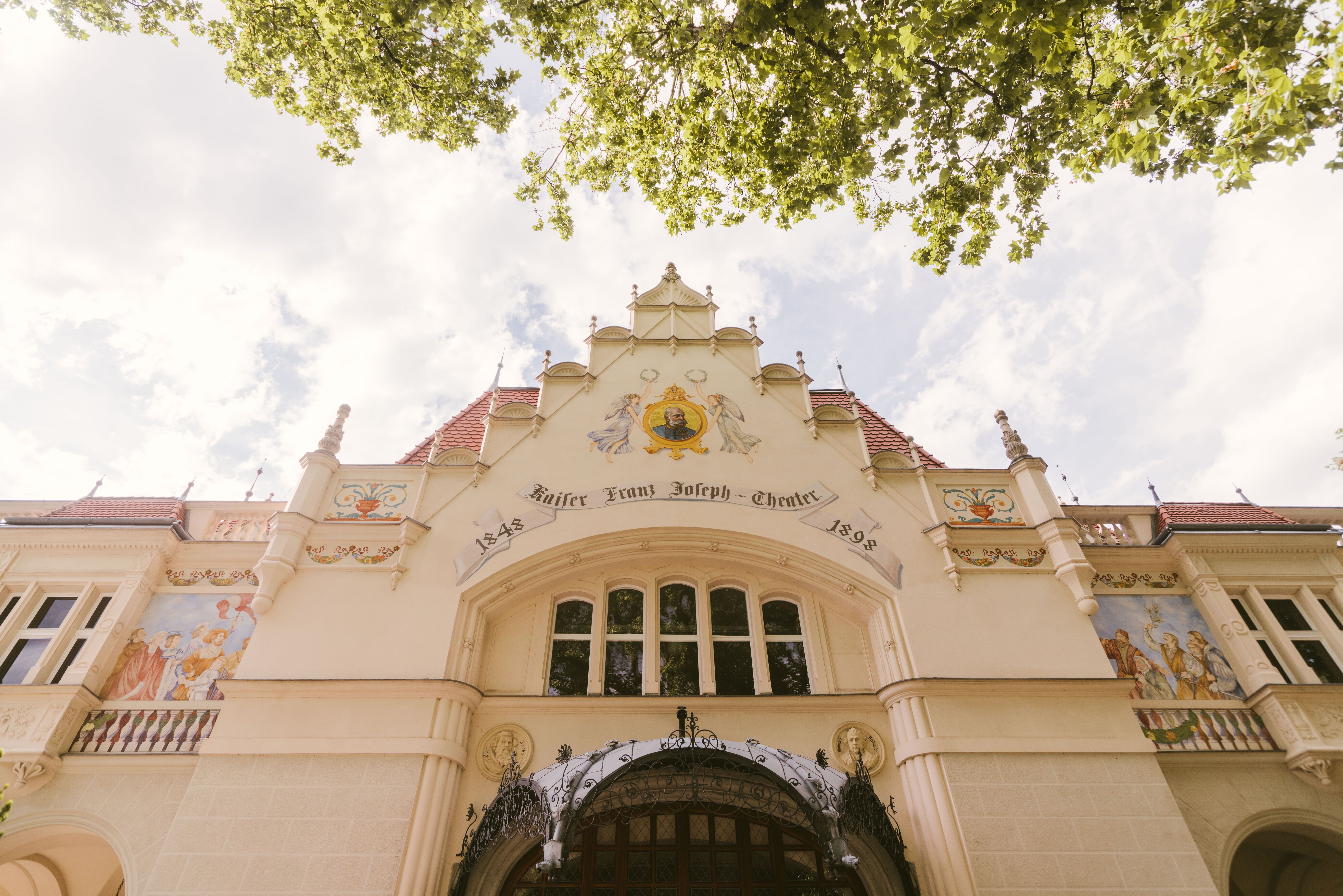 Das beeindruckende Stadttheater Berndorf strahlt eine einladende Atmosphäre aus, umgeben von üppigem Grün und historischen Details. Hier treffen sich Kultur und Natur, um unvergessliche Erlebnisse während des Theaterfests zu schaffen.