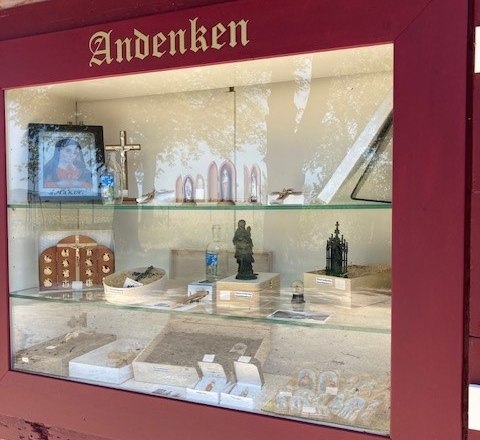 Healing fountain showcase souvenir, © Wienerwald Tourismus