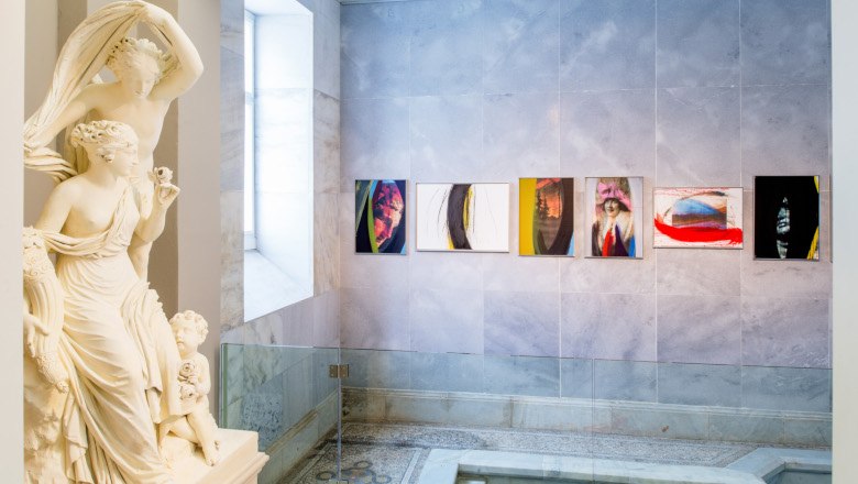 Innenansicht des Arnulf Rainer Museums mit Skulptur und moderner Kunst an der Wand.