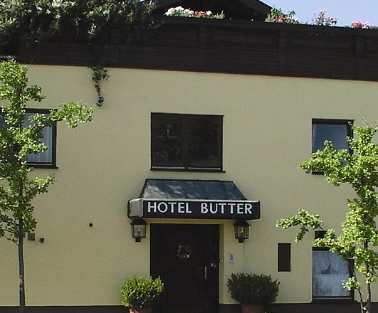 Hotel, © Hotel Josef Butter Fassade eines Gebäudes mit dem Schild 'Hotel Butter'.