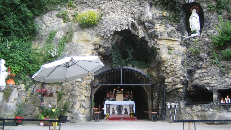 Lourdesgrotte im Wienerwald mit Altar und Marienstatue.
