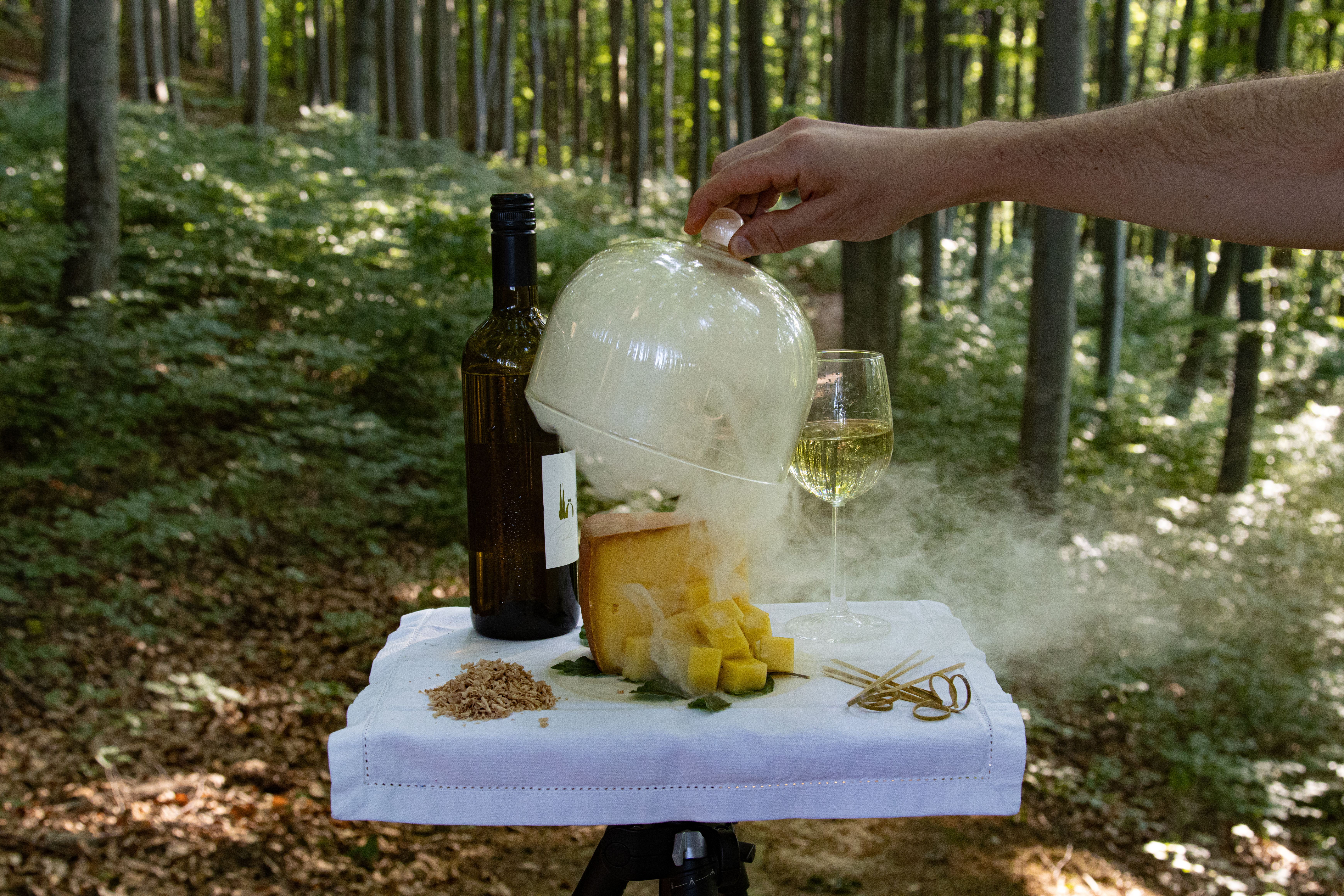 Inmitten der sanften Hügel des Wienerwaldes entfaltet sich eine faszinierende Kulisse, in der die frische Luft und der Duft von Kräutern die Sinne beleben. Ein geschickter Koch zaubert mit Leidenschaft und Kreativität ein einzigartiges Geschmackserlebnis, während der Rauch aus dem Glasgefäß sanft aufsteigt und die Neugier weckt.