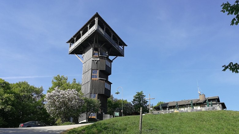 Buchbergwarte Turm auf einem Hügel mit blauem Himmel im Hintergrund.