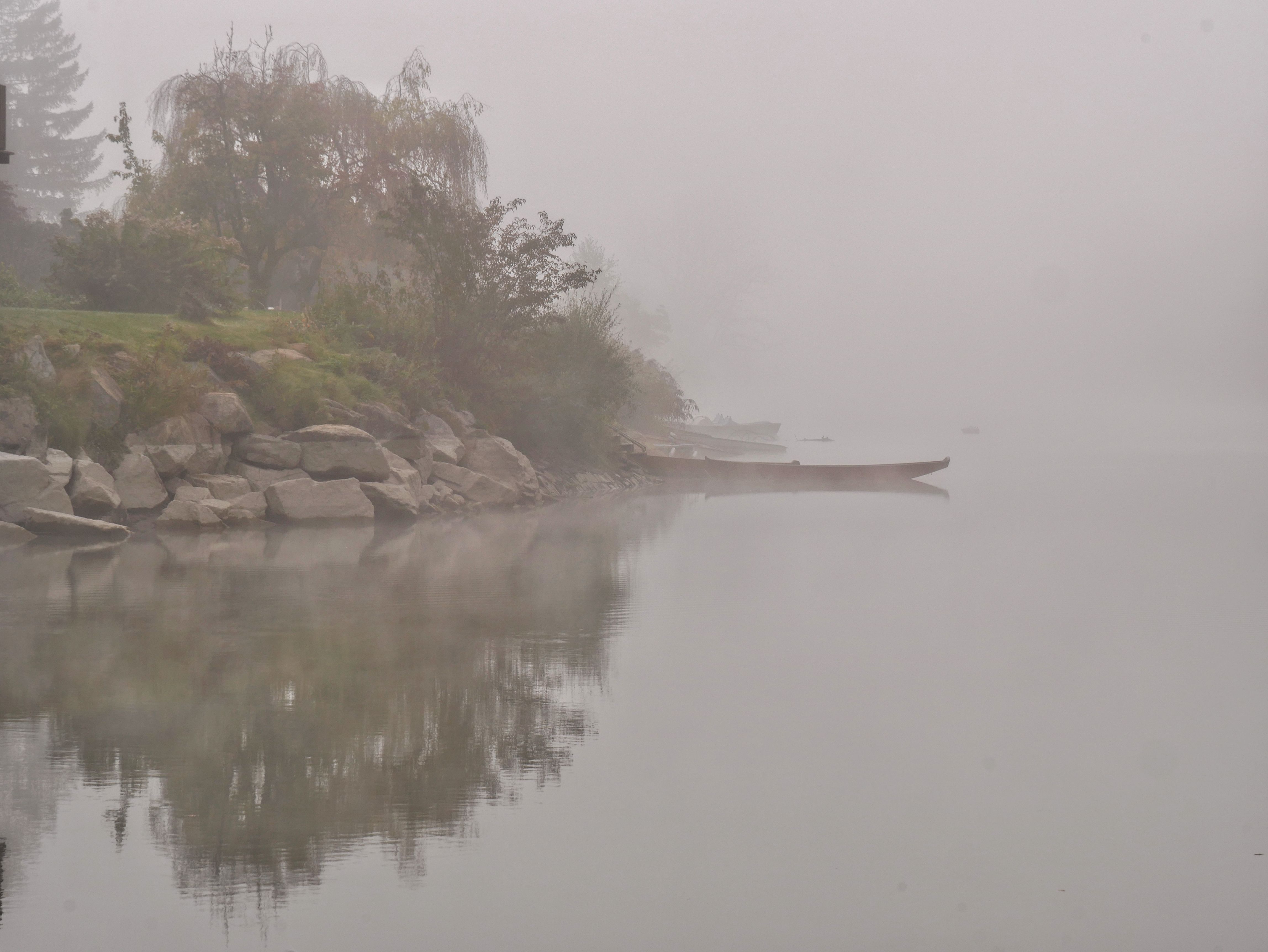 Boot im Nebel auf der Pioniertraverse in Klosterneuburg