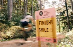 Hölzernes FINISH-Schild am Waldrand beim Gravelbike-Event GOOD TIMES GRAVEL im Wienerwald.