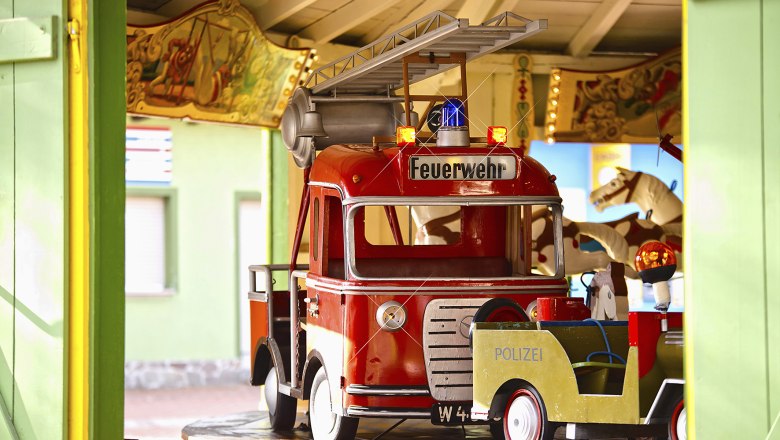 Karussell mit Feuerwehr- und Polizeiauto im Böhmischen Prater.