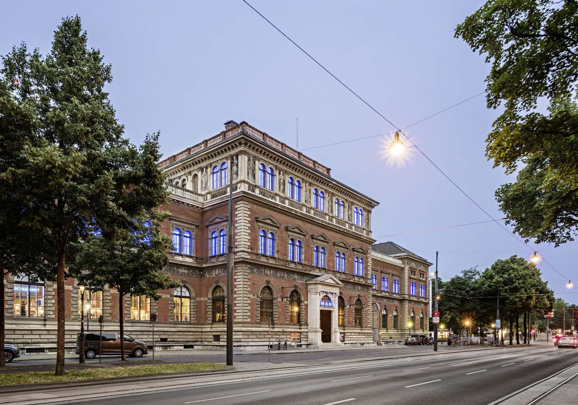 Historisches Gebäude des MAK in Wien bei Dämmerung.