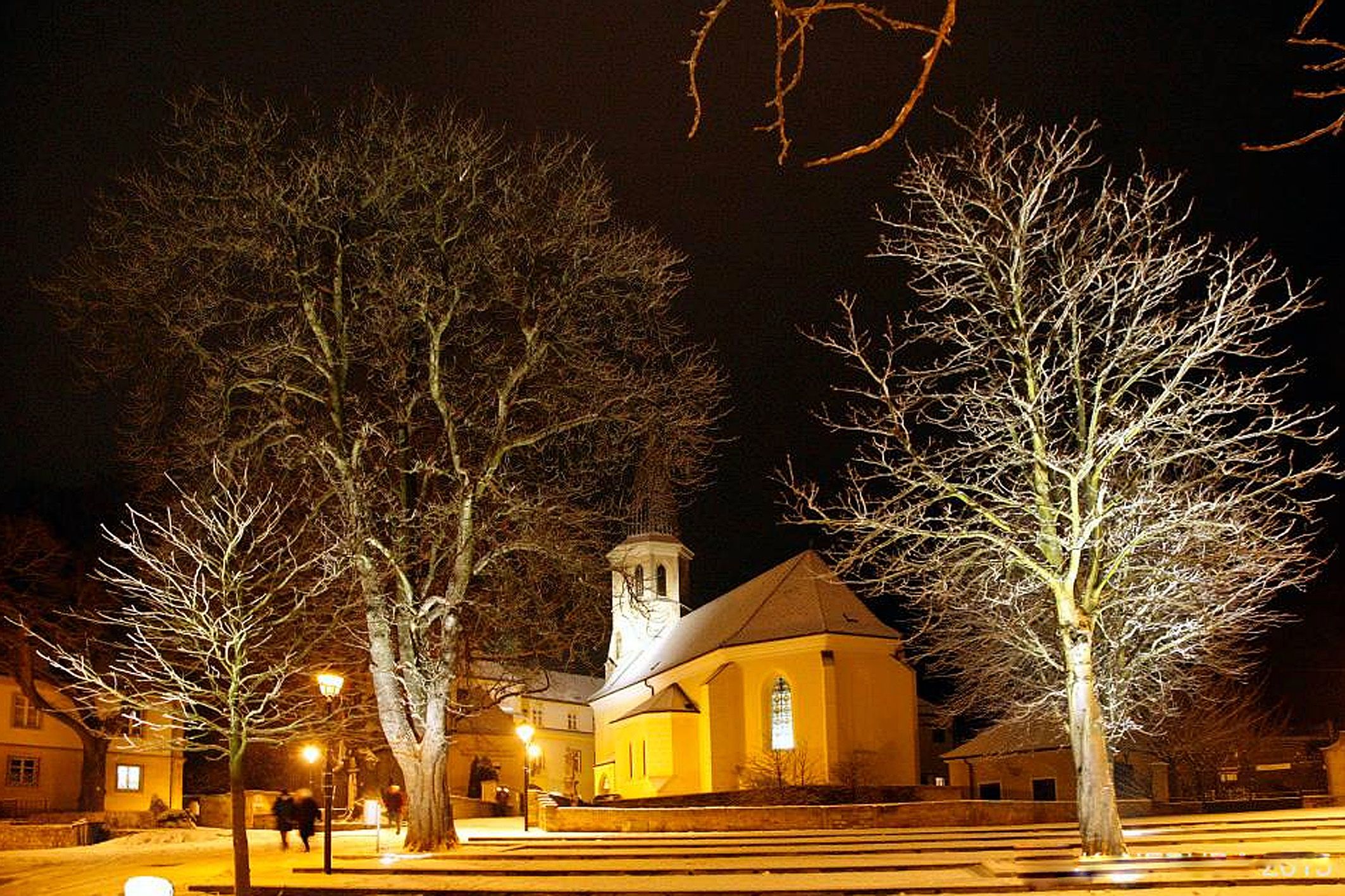 Beleuchtete Pfarrkirche in Gumpoldskirchen in der Dunkelheit