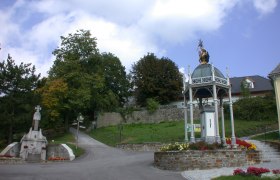 Wallfahrtskirche St. Corona am Sch&ouml;pfl mit Statue und Pavillon.