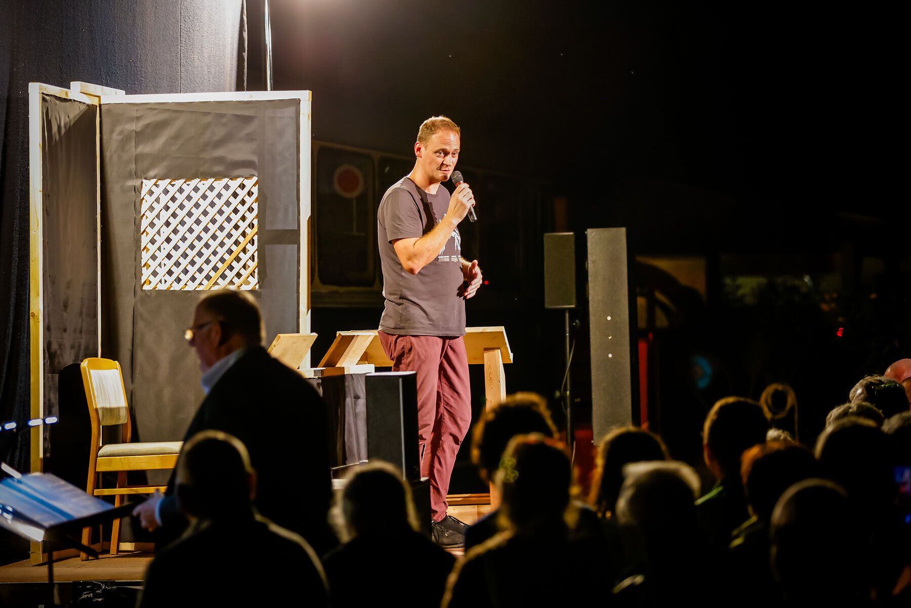 Ein lebhaftes Event im Kulturbahnhof Altenmarkt zieht die Besucher in seinen Bann. Die warme Atmosphäre und die Klänge der Musik schaffen eine unvergessliche Stimmung, während die Menschen gespannt den Darbietungen lauschen.