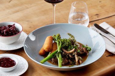 Rehragout mit Erdäpfelcroquetten, © Weinland Thermenregion/Daniel Nuderscher