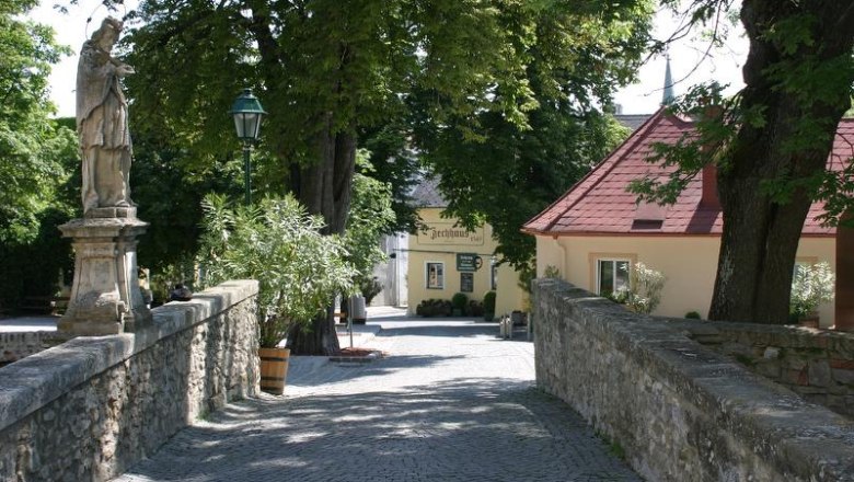 Brücke und Zufahrt zum Schlosseingang, © Deutsch-Ordenshaus Gumpoldskirchen