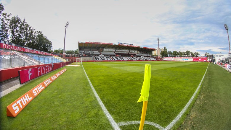 Fußballstadion des FC Flyeralarm Admira mit leeren Tribünen und Spielfeld.