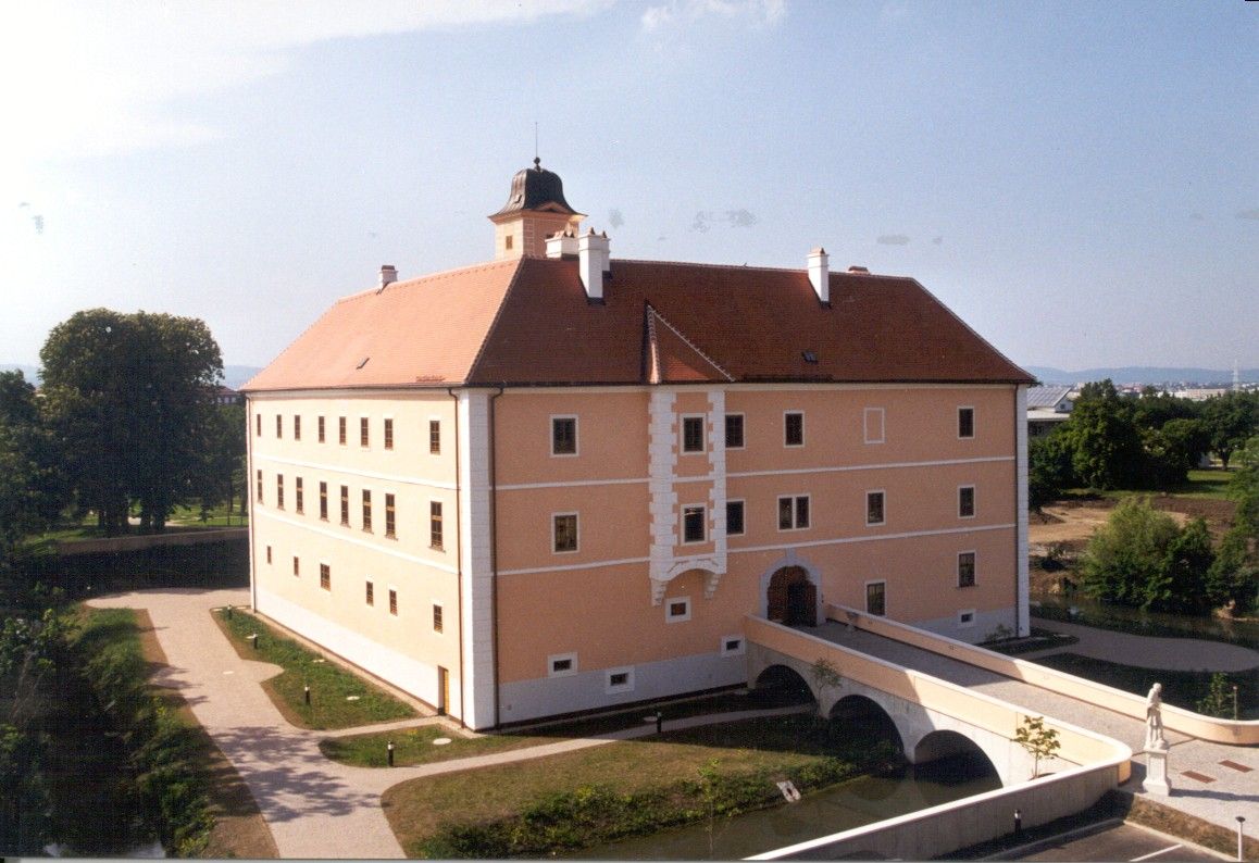 Schloss Vösendorf mit Brücke und Gartenanlage.
