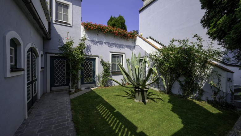 Linger in our courtyard, © Studeny